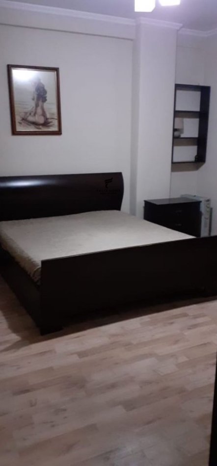 Tirane, jepet me qera apartament 2+1 , 90 m² 600 € (KOMUNA E PARISIT)