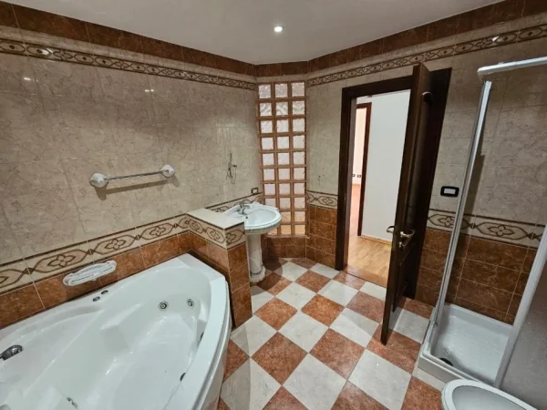 Tirane, shes apartament 3+1 Kati 3, 140 m² 350.000 € (Bllok kafe roma)