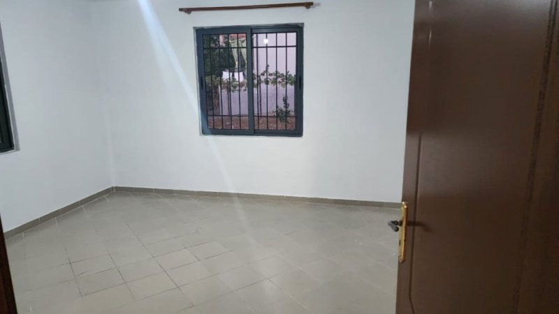 Tirane, jepet me qera shtepi 2+1+Ballkon Kati 1, 115 m² 520 € (Fakulteti Ekonomik)