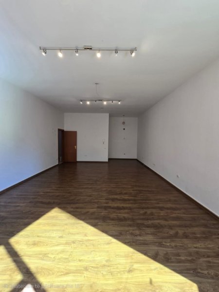 Tirane, jepet me qera ambjent biznesi Kati 1, 70 m² 500 € (Qender)