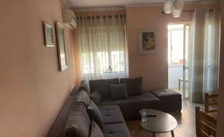 Tirane, jepet me qera apartament 2+1+Ballkon Kati 3, 80 m² 600 € (KRISTAL CENTER, KOMUNA E PARISIT)