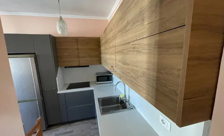 Tirane, jepet me qera apartament 2+1+Ballkon Kati 3, 80 m² 600 € (KRISTAL CENTER, KOMUNA E PARISIT)