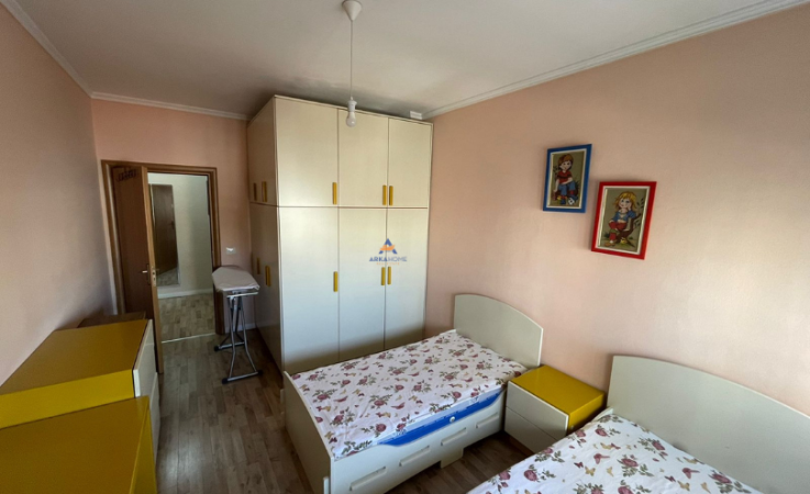 Tirane, jepet me qera apartament 2+1+Ballkon Kati 3, 80 m² 600 € (KRISTAL CENTER, KOMUNA E PARISIT)
