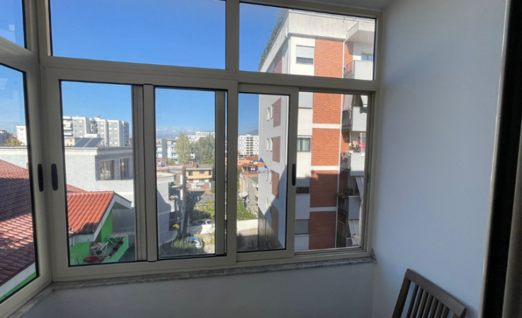 Tirane, jepet me qera apartament 2+1+Ballkon Kati 3, 80 m² 600 € (KRISTAL CENTER, KOMUNA E PARISIT)