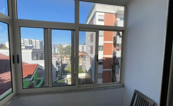 Tirane, jepet me qera apartament 2+1+Ballkon Kati 3, 80 m² 600 € (KRISTAL CENTER, KOMUNA E PARISIT)