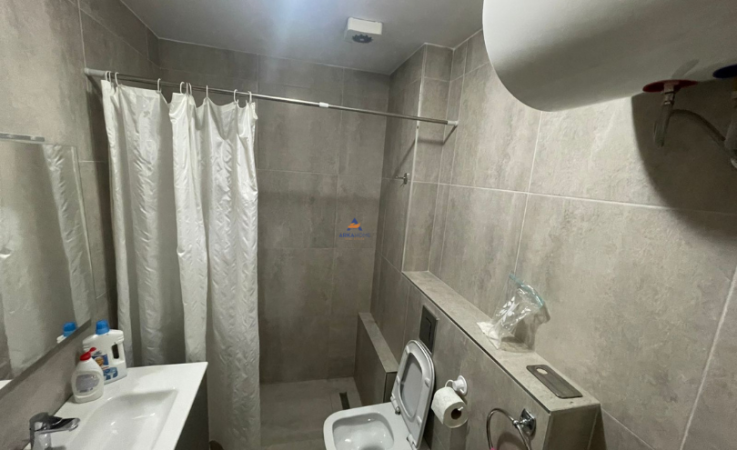 Tirane, jepet me qera apartament 2+1+Ballkon Kati 3, 80 m² 600 € (KRISTAL CENTER, KOMUNA E PARISIT)
