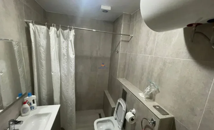 Tirane, jepet me qera apartament 2+1+Ballkon Kati 3, 80 m² 600 € (KRISTAL CENTER, KOMUNA E PARISIT)