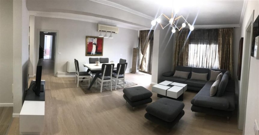 Tirane, jepet me qera apartament 3+1 Kati 6, 124 m² 1.100 € (QENDER)