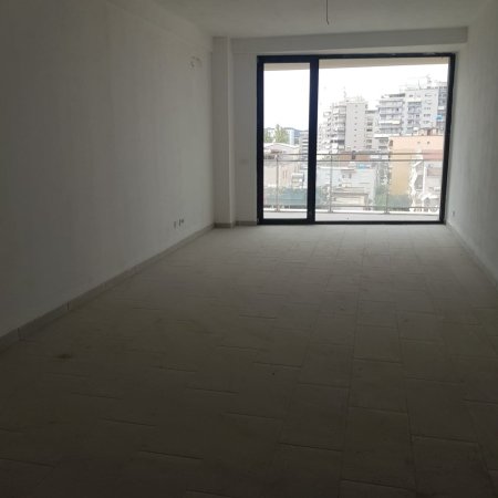 Tirane, jepet me qera apartament 3+1 Kati 4, 1.250 € 