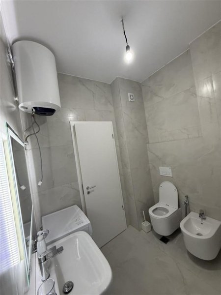 Tirane, jepet me qera apartament 1+1 Kati 8, 68 m² 500 € (ALI DEMI)