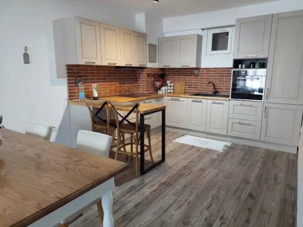Tirane, jepet me qera apartament 2+1 Kati 1, 100 m² 800 € (Kodra e Diellit)