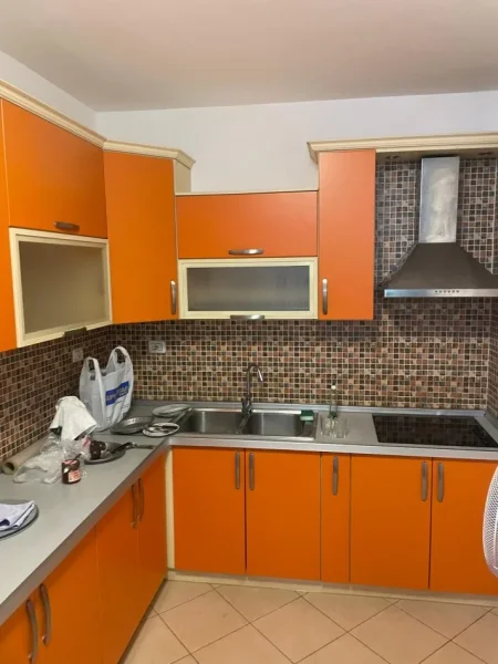 Tirane, jap me qera apartament 2+1+Ballkon Kati 2, 120 m² 600 € (shkolla e kuqe)