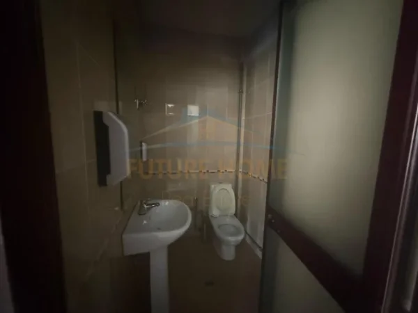 Tirane, jepet me qera ambjent biznesi Kati 0, 104 m² 500 € (Rruga Mahmut Allushi)