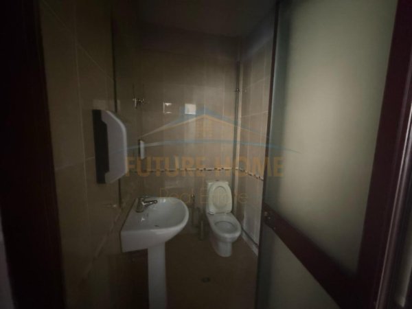 Tirane, jepet me qera ambjent biznesi Kati 0, 104 m² 500 € (Rruga Mahmut Allushi)