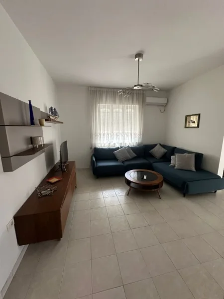 Tirane, jepet me qera apartament 2+1 Kati 3, 700 € 