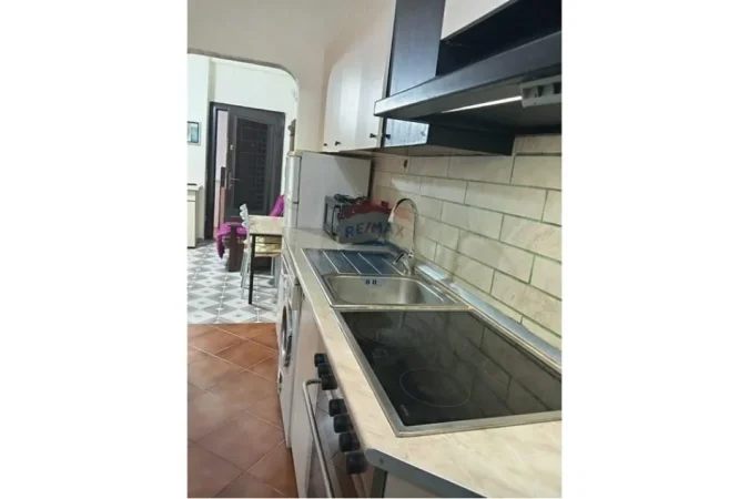 Tirane, jepet me qera apartament 1+1 , 55 m² 450 € (5 Maji)
