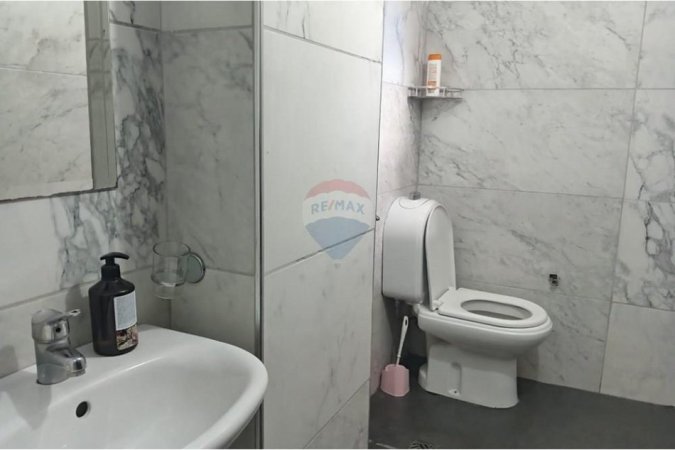 Tirane, jepet me qera apartament 1+1 , 55 m² 450 € (5 Maji)