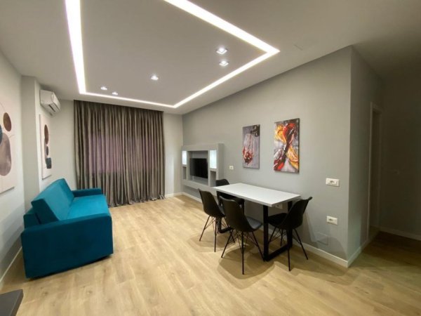 Tirane, jap me qera apartament 2+1+Ballkon Kati 2, 90 m² 700 € (konvitket e inxhinjerise)