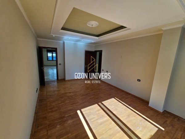 Tirane, shitet apartament 2+1+Ballkon Kati 3, 140 m² 350.000 € (Cafe Roma, Bllok)
