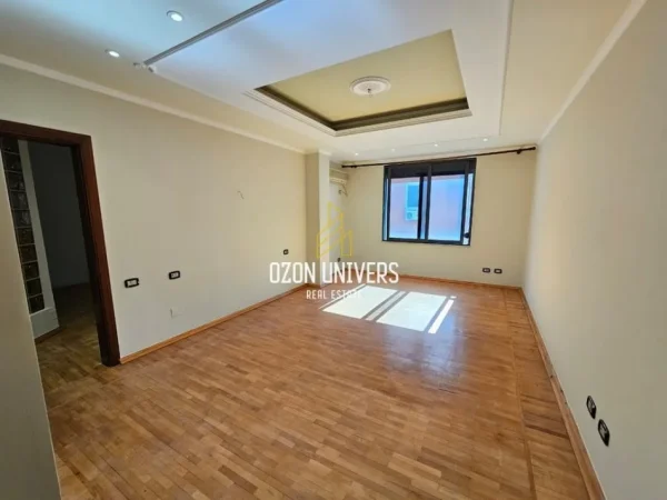 Tirane, shitet apartament 2+1+Ballkon Kati 3, 140 m² 350.000 € (Cafe Roma, Bllok)