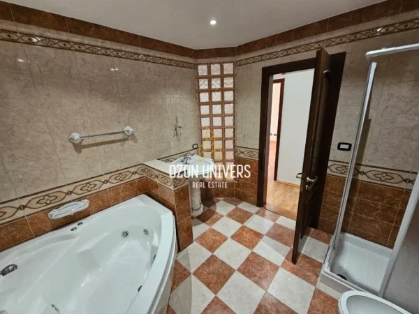 Tirane, shitet apartament 2+1+Ballkon Kati 3, 140 m² 350.000 € (Cafe Roma, Bllok)