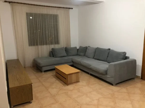 Tirane, jap me qera apartament 2+1+Ballkon Kati 4, 81 m² 500 € (afer spitali amerikan 2)