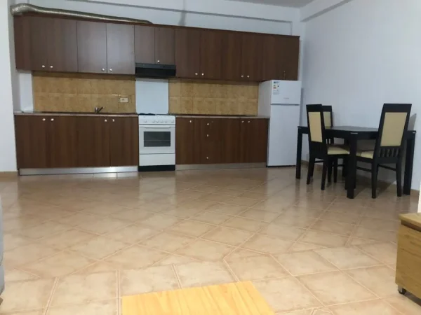 Tirane, jap me qera apartament 2+1+Ballkon Kati 4, 81 m² 500 € (afer spitali amerikan 2)