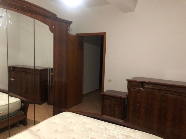 Tirane, jap me qera apartament 2+1+Ballkon Kati 4, 81 m² 500 € (afer spitali amerikan 2)