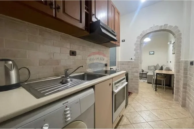Tirane, jepet me qera apartament 1+1 , 55 m² 450 € (5 Maji)