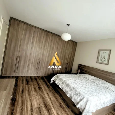 Tirane, jepet me qera apartament 2+1+Ballkon Kati 2, 135 m² 1.600 € (Long Hill)