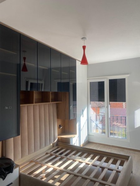 Tirane, jepet me qera apartament 1+1 Kati 1, 60 m² 800 € (shkolla e kuqe)