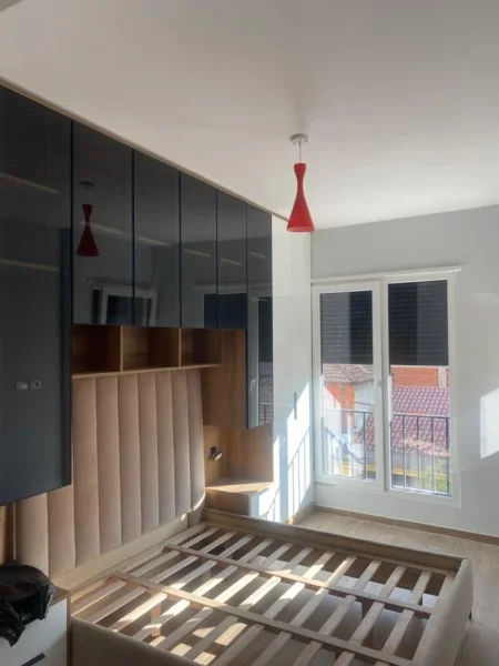 Tirane, jepet me qera apartament 1+1 Kati 1, 60 m² 800 € (shkolla e kuqe)