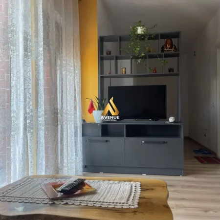 Tirane, jepet me qera apartament 1+1+Ballkon Kati 9, 75 m² 550 € (selvia)