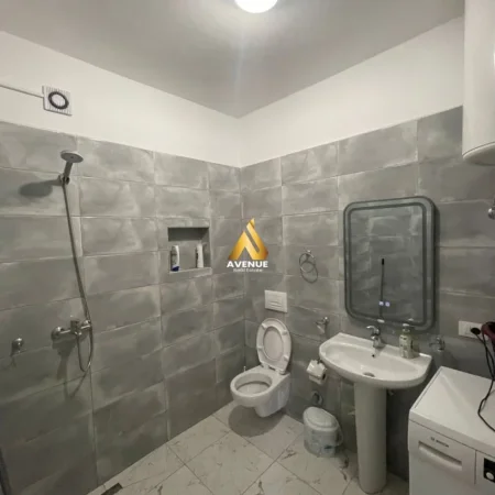 Tirane, jepet me qera apartament 1+1+Ballkon Kati 9, 75 m² 550 € (selvia)