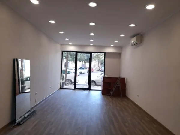 Tirane, jap me qera dyqan Kati 0, 43 m² 850 € (Rruga Haxhi Dalliu,perballe prokurorise se tiranes.)