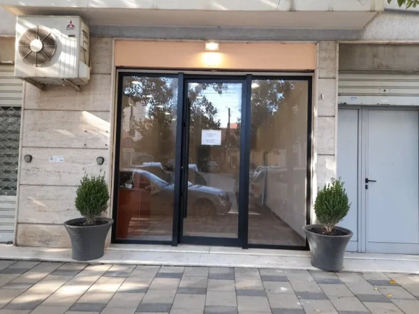 Tirane, jap me qera dyqan Kati 0, 43 m² 850 € (Rruga Haxhi Dalliu,perballe prokurorise se tiranes.)