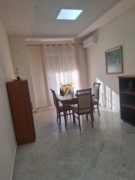 Tirane, jepet me qera apartament 2+1+Ballkon Kati 1, 96 m² 800 € (AMBASADA KINEZE)