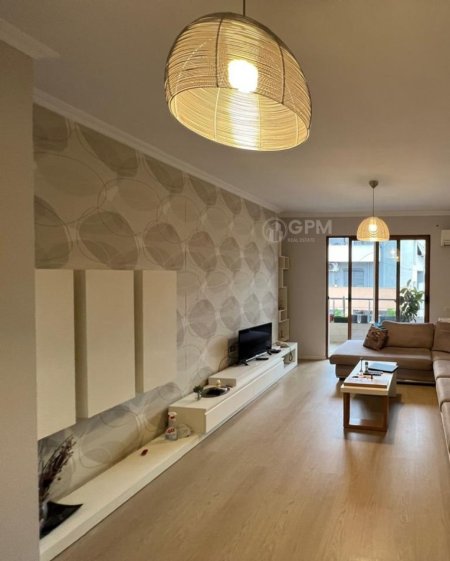 Tirane, jepet me qera apartament 2+1 , 600 €