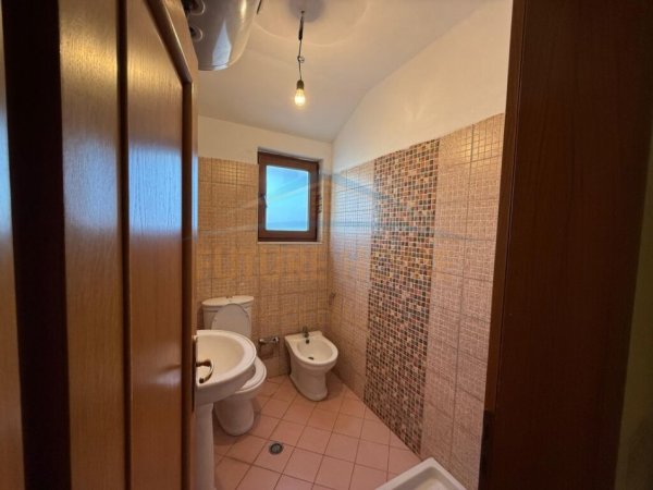 Tirane, jepet me qera apartament 4+1 Kati 3, 149 m² 500 € 