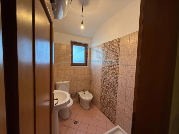 Tirane, jepet me qera apartament 4+1 Kati 3, 149 m² 500 € 