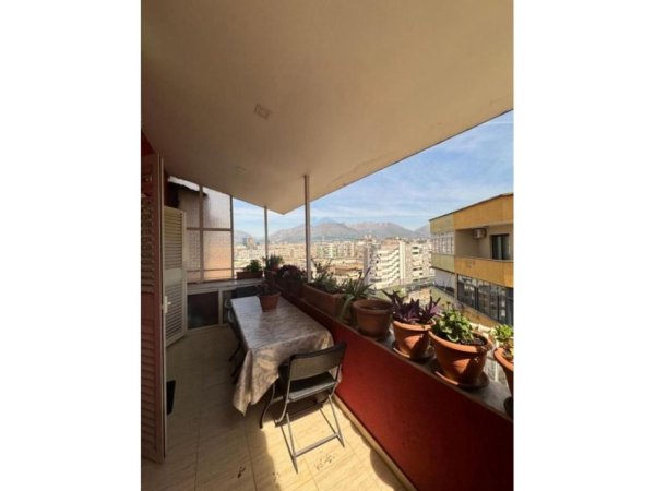 Tirane, jepet me qera apartament 3+1 Kati 7, 115 m² 800 € (Komuna e Parisit , Prane Big Market)