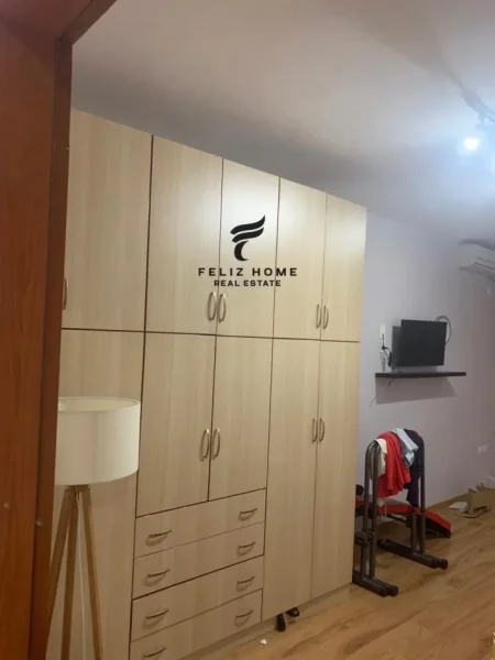 Tirane, jepet me qera apartament 2+1 , 100 m² 550 € (ASTIR)