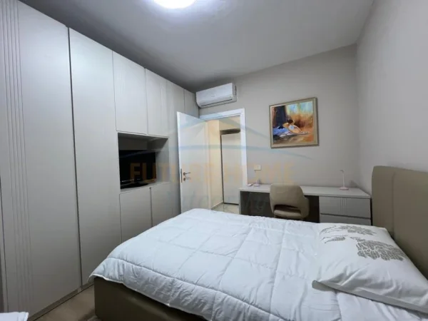 Tirane, jepet me qera apartament 2+1 Kati 7, 104 m² 1.400 € (Rruga Mine Peza , Golden Tower)