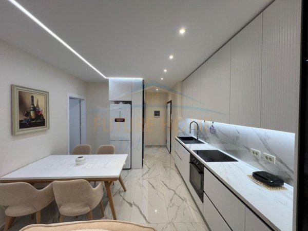 Tirane, jepet me qera apartament 2+1 Kati 7, 104 m² 1.400 € (Rruga Mine Peza , Golden Tower)