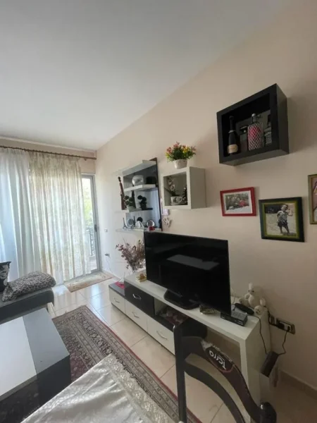Tirane, jepet me qera apartament 2+1 Kati 1, 90 m² 600 € (SAUK)