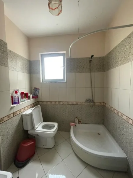 Tirane, jepet me qera apartament 2+1 Kati 1, 90 m² 600 € (SAUK)