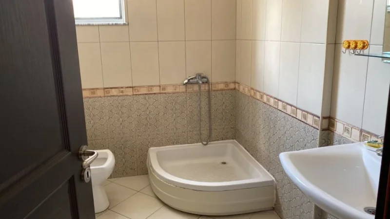 Tirane, jepet me qera apartament 2+1 Kati 1, 90 m² 600 € (SAUK)