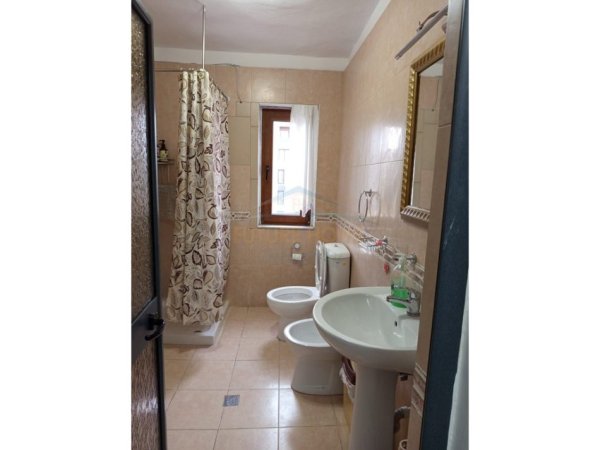 Tirane, jepet me qera apartament 2+1 Kati 5, 70 m² 600 € (Shkolla e Kuqe , Rruga Qemal Stafa)