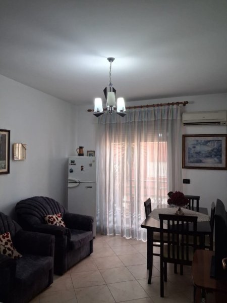 Tirane, jepet me qera apartament 2+1 Kati 4, 70 m² 790 € (qender)
