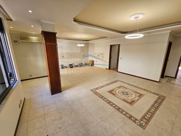 Tirane, shitet apartament 2+1 Kati 3, 139 m² 350.000 € (Bllok Prane Kafe Roma)